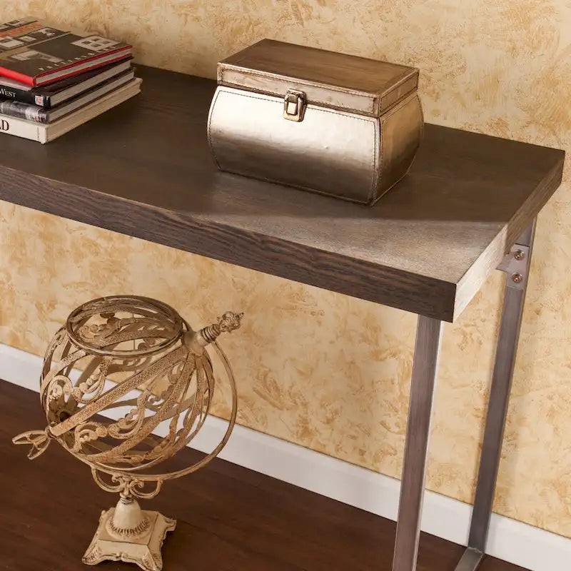 Console-table Gilbert – Plateau en placage de chêne brûlé avec pieds en métal argenté